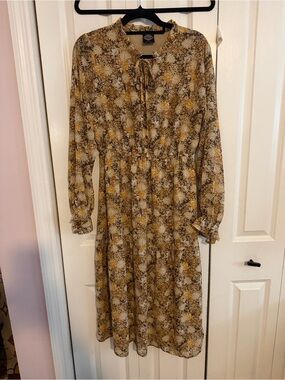 Ladies Medium Cracker Barrel Chiffon Gray and Yellow Floral Midi Dress.